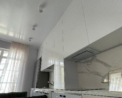 Натяжной потолок на кухне